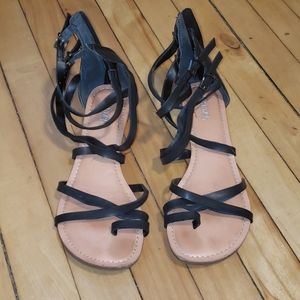 Black flat sandals 🙋🏾‍♀️